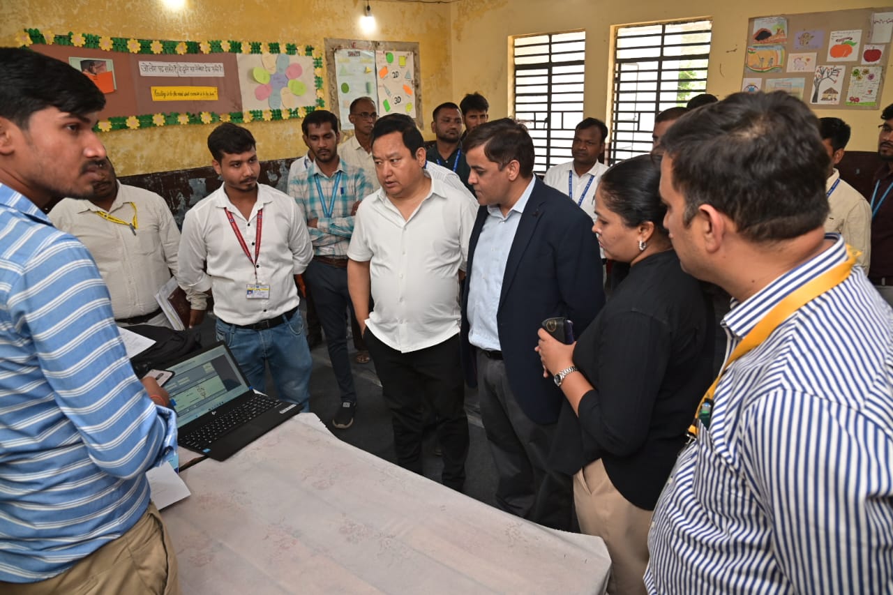 जिलाधिकारी धीराज सिंह गबर्याल ने चुनाव के लिए तैयारहु हुए स्ट्रांग रूम का किया निरीक्षण