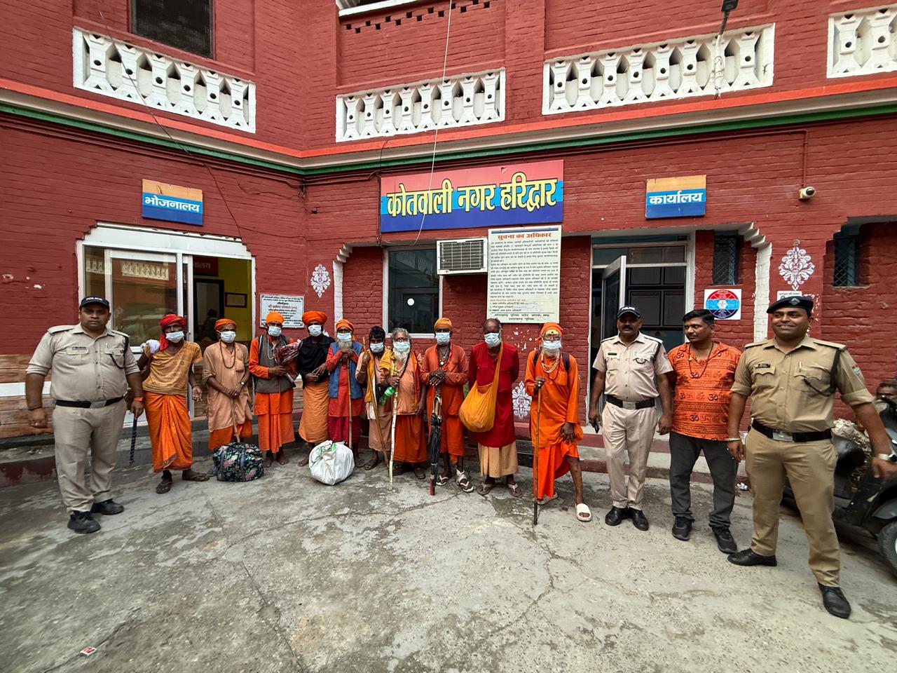 हरिद्वार पुलिस कर रही नकाब पोष साधुओं को बेनकाब अभी तक 45 बेहरुपी साधुओं को गिरफ्तार कर की जा रही विधिक कार्यवाही….