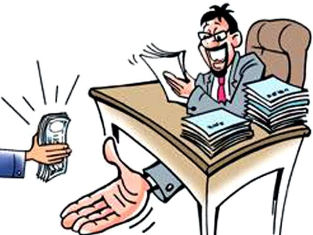 सहायक चकबंदी अधिकारी रिश्वत लेते हुए रंगे हाथ गिरफ्तार
