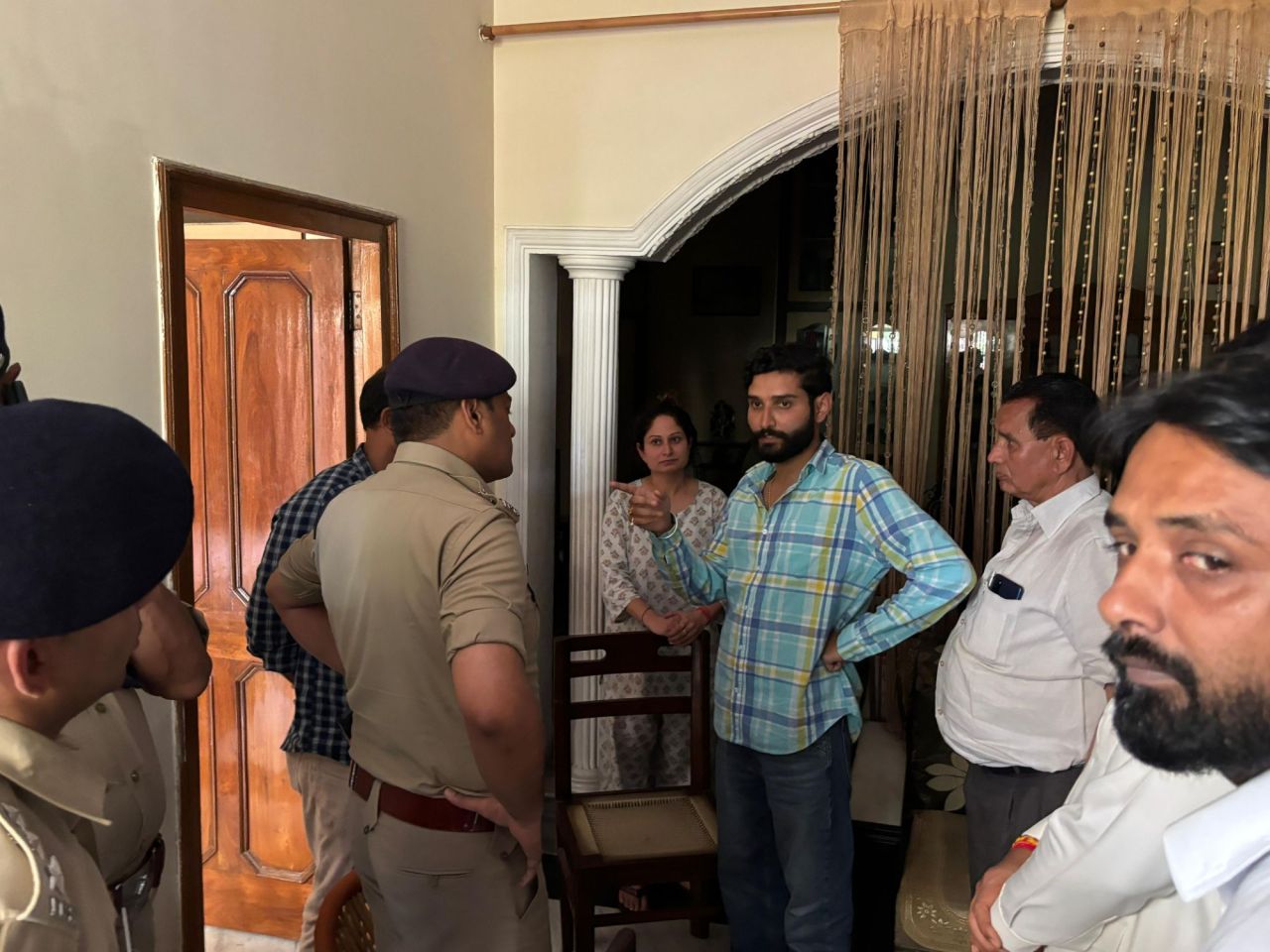 शिवालिक नगर एक घर में दिनदहाड़े लुटेरों ने किया  हाथ साफ……
