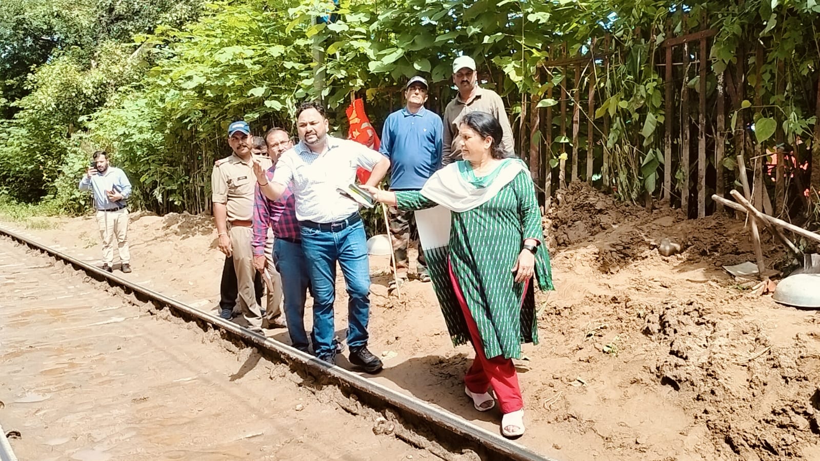 भीमगोड़ा क्षेत्र में पहाड़ी से हो रहे भूस्खलन न्यूनीकरण एवं प्रबंधन केंद्र के वैज्ञानिकों द्वारा स्थलीय निरीक्षण किया गया।